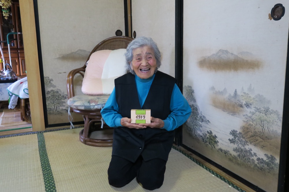 イタドリのパッケージを持つ太ヨシさん