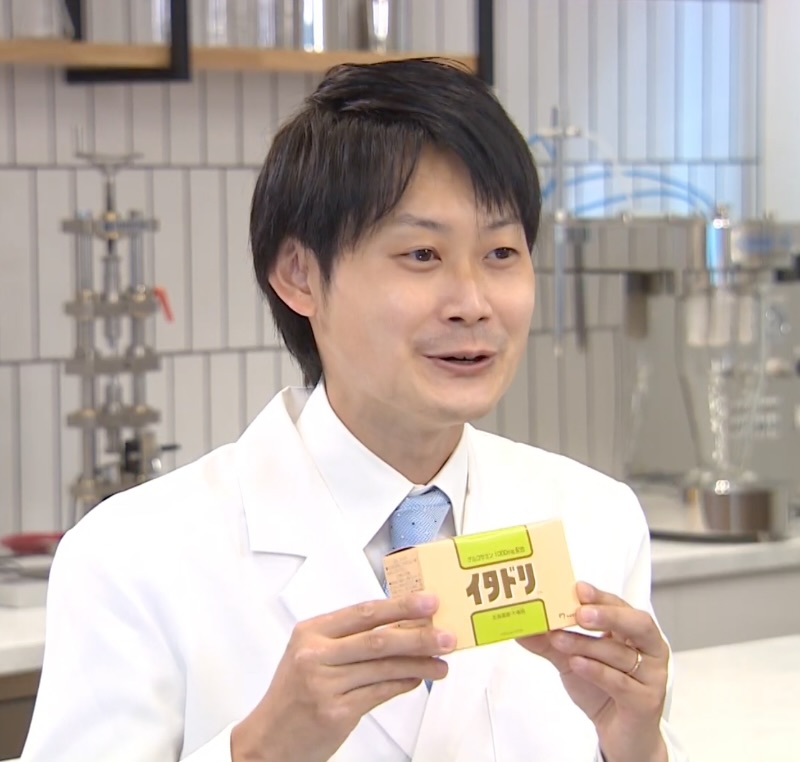 イタドリのパッケージを持つマイケア開発担当の山口達也さん
